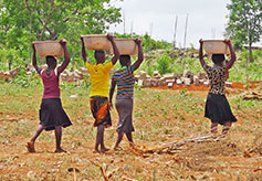 Women carrying water in Soumdina